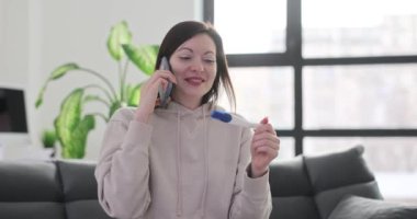 Bir telefon konuşması sırasında heyecan verici bir haber bir kadın oturma odasında bir bebek beklediğini mutlulukla bildiriyor. Pozitif haberler ve hamilelik