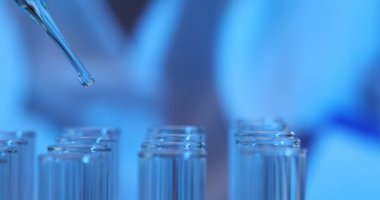 Laboratuvarda kan damlası test tüpüne düşüyor. Tıp laboratuarında çözücü alkol ve zehirli sıvılar üzerine çalışma