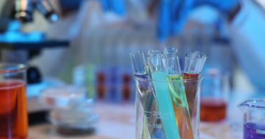 Laboratuvarda test tüplerindeki renkli sıvılar. Laboratuvarda zehirli çözücüler üzerinde çalışıyorum.