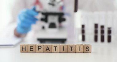Laboratuvarda yazıt hepatiti olan tahta küpler. Hepatit analizi