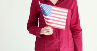Kırmızı gömlekli Amerikan bayrağı taşıyan kadın. Amerikan ulusal karakteri