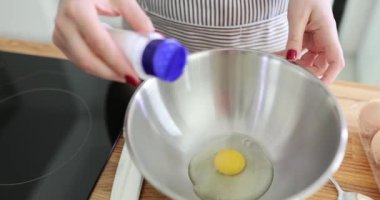 Mutfak kasesine tuz ve şeker ekliyorum. Çırpılmış yumurta pişiriyorum.