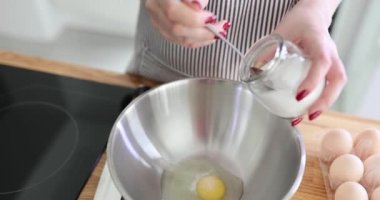 Mutfakta yemek pişirmek için metal kaseye tuz ya da şeker ekliyorum. Krep hamuru hazırlanıyor.