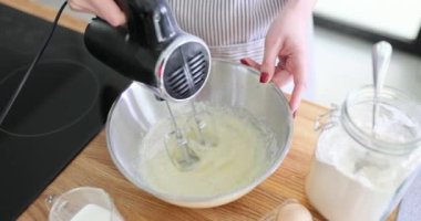 Pasta hamuru ya da krep malzemelerini mutfakta karıştırıyorum. Lezzetli ikram ya da tatlı yapma süreci