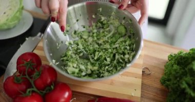 Mutfakta lahana ve salatalık tarifi. Öğle ya da akşam yemeği için çabuk ve kolay bir meze yap.