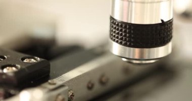 Laboratuvarda modern mikroskop merceğine yakın çekim. Soruşturma ve araştırma için profesyonel ekipman