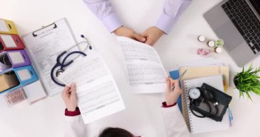 Klinikteki randevu sırasında kardiyolog ve hasta incelemesi sonucu. EKG 'nin normal ve patolojik koşullarda yorumlanması