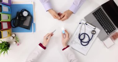 Optometrist ve göz bakımı danışmanlığı veya değerlendirmesi. Oftalmolog, görme bozukluğu olan hastaya kontak lensleri veriyor.