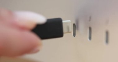 USB-C kablosu cihaza bağlandı. USB tip C bağlayıcıComment