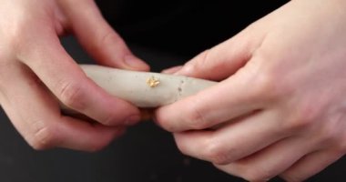 El ele tutuşup beyaz ve altın ekinli pasta yiyelim. Pastayı lezzetli kremayla dolduruyor.