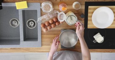 Mutfak kâsesine süt ve un ekliyorum. Pişirmek için de yumurta. Mutfakta hamur hazırlama süreci