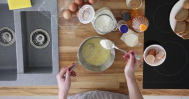 Yumurta sarısı ve unu pişirip karıştırın ve lezzetli bir yemek tarifi alın. Yemek hamuru veya omlet üst görünümü