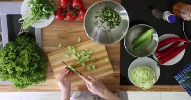 Mutfakta taze salata için salatalık dilimliyorum. Lezzetli taze sebze salatası hazırlıyorum.