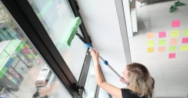 Cam sileceği ve eklenti kullanarak büyük bir pencereyi temizliyorum. Yüksek kaliteli pencere temizliği