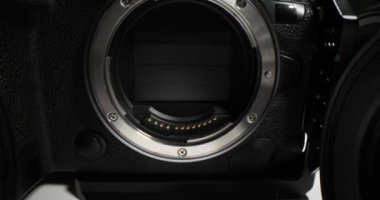 Kamera merceğine elektronik lenslerle yakın çekim. Kurulum, film çekmek için kullanılan modern dijital film ekipmanlarını gösteriyor