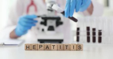 Laboratuvar doktoru kan örneklerini inceler ve hepatiti teşhis eder. Hepatit karaciğer iltihabıdır.