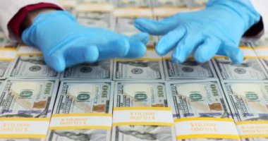 Doktor ve 100 dolarlık banknotlar halinde bir sürü para ve ödenmiş sağlık hizmetleri. Estetik ameliyat ve tıptan gelen para geliri