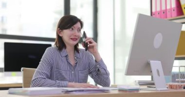 İş kadını telefonla arıyor ve bir müşteriyle tatsız bir konuşma yapıyor. İş arkadaşlarıyla kavga etmek ve yanlış anlaşılma sorunları
