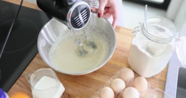 Mutfakta elektrikli mikser kullanarak hamuru tarifine göre yoğurmak. Hamuru blender viskisiyle yoğurmak.