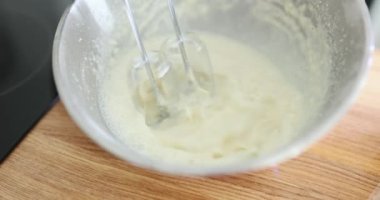 Kızarmış gözleme için hamur hazırlama işlemi. Kâsede Hamur, gözleme hamuru çırp çırp ve hamur hazırla.