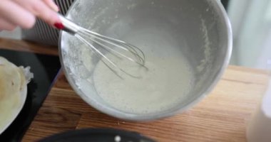 Mutfaktaki bir kasede krep hamuru diziyorum. Hamur hazırlama süreci