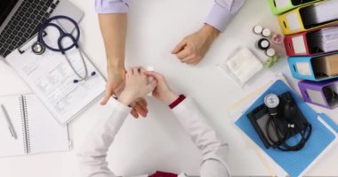 Doktor klinikteki hastaları el ele muayene edip bandajlıyor. El kırığı tedavi konsepti