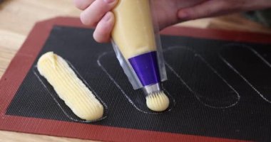 Silikon fırın paspasına krema koy. Lezzetli pastaların tarifleri ve hazırlıkları