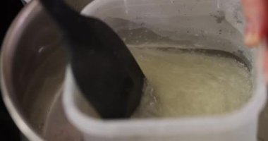 Plastik kabın içinde pişirmek için sıvı jelatin ya da yumurta beyazını karıştırıyorum. Su banyosunda yemek yapmak.