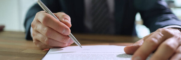 Hombre Trabajador Pone Firma Personal Hoja Papel Contrato Sentado Mesa — Foto de Stock