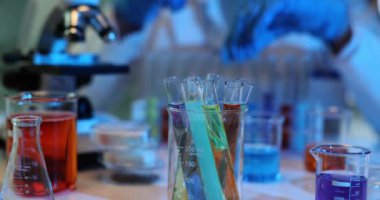 Renkli zehirli sıvılar ve test tüpleriyle yapılan laboratuvar deneyleri. Toksik teknik sıvılar