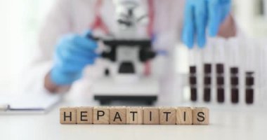 Laboratuvar koşullarında hepatit incelemesi. Zehirli, bulaşıcı ya da otoimmün bir işlemden dolayı karaciğer dokusunda yayılma