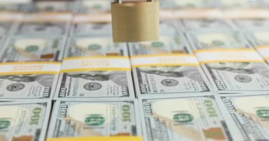 Asma kilitli yüz dolarlık banknotlar. Fonların korunması ve güvenliği