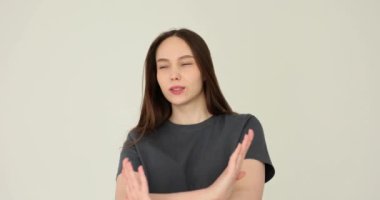 Kadın jesti beyaz arka planda durdurur. Kız öğrenci stajyer ve reddetme jesti