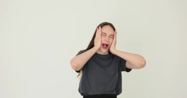 Kadın üzgün, üzgün ve beyaz arka planda ağlıyor. Üzüntü, stres ve kötü haberler.