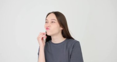 Genç kadın beyaz bir geçmişle ilgili şüpheleri olduğunu düşünüyor. Duygular düşünceler ikilemi ve çözüm arayışı