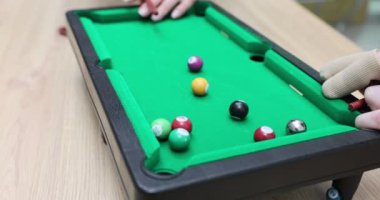 El ele tutuşup bilardo masasına ateş etmek üzereydik. Ev için küçük bilardo oyunları