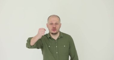 Adam beyaz arka planda öfkeyle yumruğunu kaldırır. Genç adam kollarını kaldırıp kollarını sallayarak zaferini kutluyor.