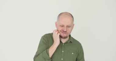 Adam düşünür ve sakalını yüzünde endişeli bir ifadeyle çizer. Şüphe duyguları ve karar vermede güçlük.