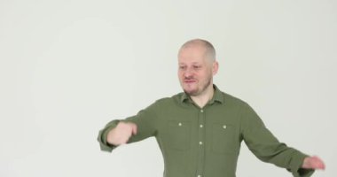 Adam başarıyı kutluyor ve beyaz arka planda yumruklarını sıkıyor. Bir amaca ulaşmanın heyecanı