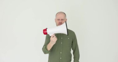 Adam beyaz megafonu tutuyor ve kafasının üstüne beyaz arka plan koyuyor. Adam reklamcılıktan bıktı.