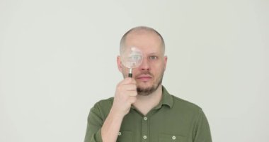 Adam beyaz arka planda büyüteç tutuyor. Bilgi ve iş çözümleri ara