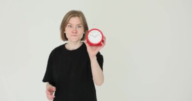 Beyaz arka planda kırmızı alarm tutan kendine güvenen bir kadın. Gündem zaman yönetimi ve zaman denetimi