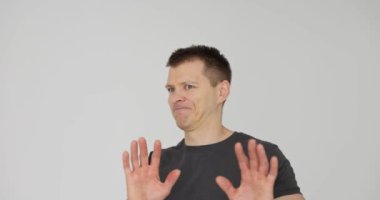 İnsan bir hayal kırıklığı ve inkar jesti yaratır. İnkar ve anlaşmazlığın ifadesi