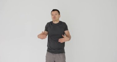 Adam el hareketleriyle ne bileyim, omuz silker. Düşünceli genç adam şüphe eder ve omuz silker.