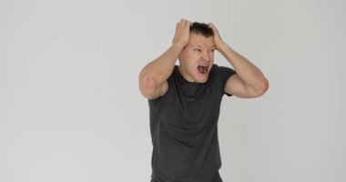 Beyaz arka planda hayal kırıklığıyla çığlık atan bir adam. Duygular hayal kırıklığı, stres ve depresyondan korkar.