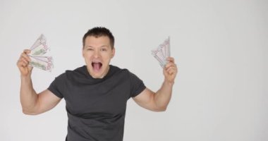 Adam para tutuyor ve beyaz arka planda bağırıyor. Finansal başarı ve gelir duyguları