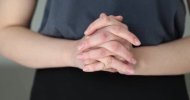 Dua ederken kadın eli sımsıkı sarılmış. Çapraz kollar ve gergin hareketler.