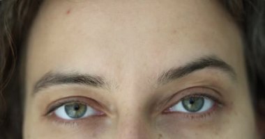 Yukarıya ve sağa bakan yeşil gözlü yakın çekim. Güzel kadın gözleri ve bakışları