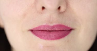 Kadın gülüşü ve pembe dudaklar. Pembe rujlu güzel kadın dudakları