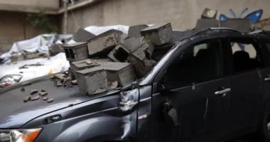 Hasarlı araba beton bloklarla kaplı. Araba soyulmuş, çalınmış ve araba suçu.